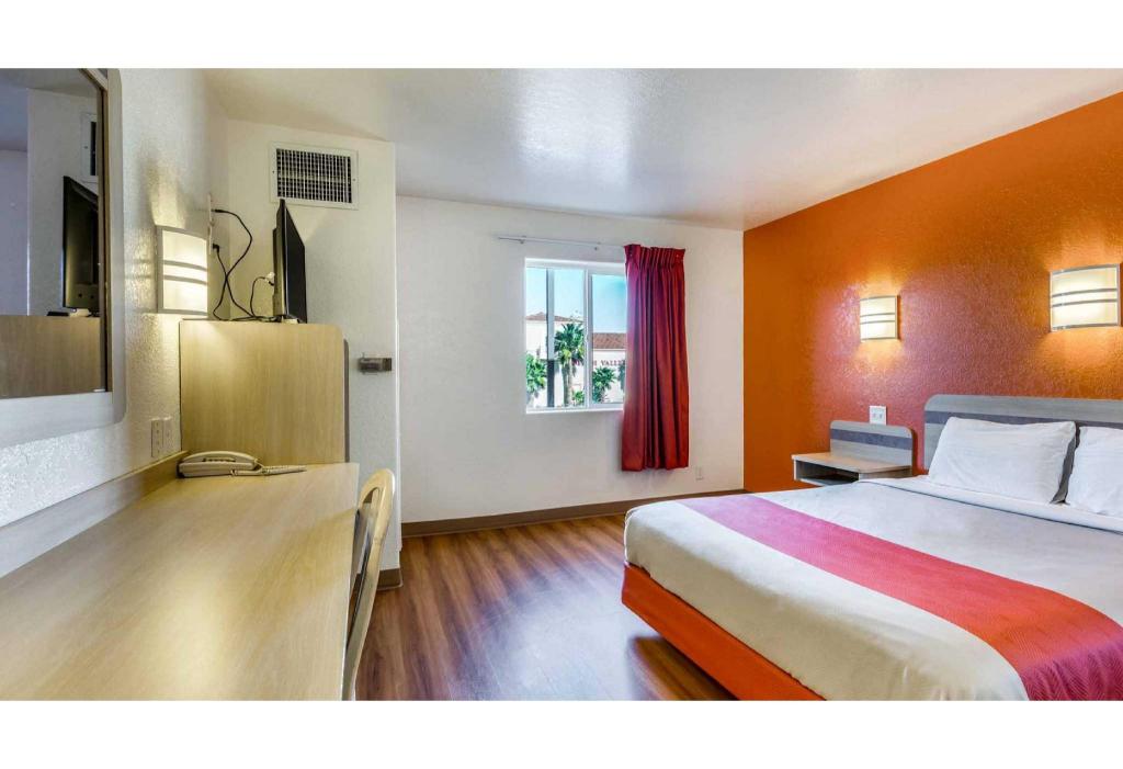 1 Queen Bed - ADA/RI Shower/Non-Smoking