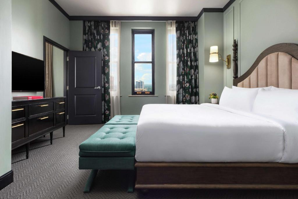 1 BEDROOM, SUITE, KING BED, ACCESSIBLE