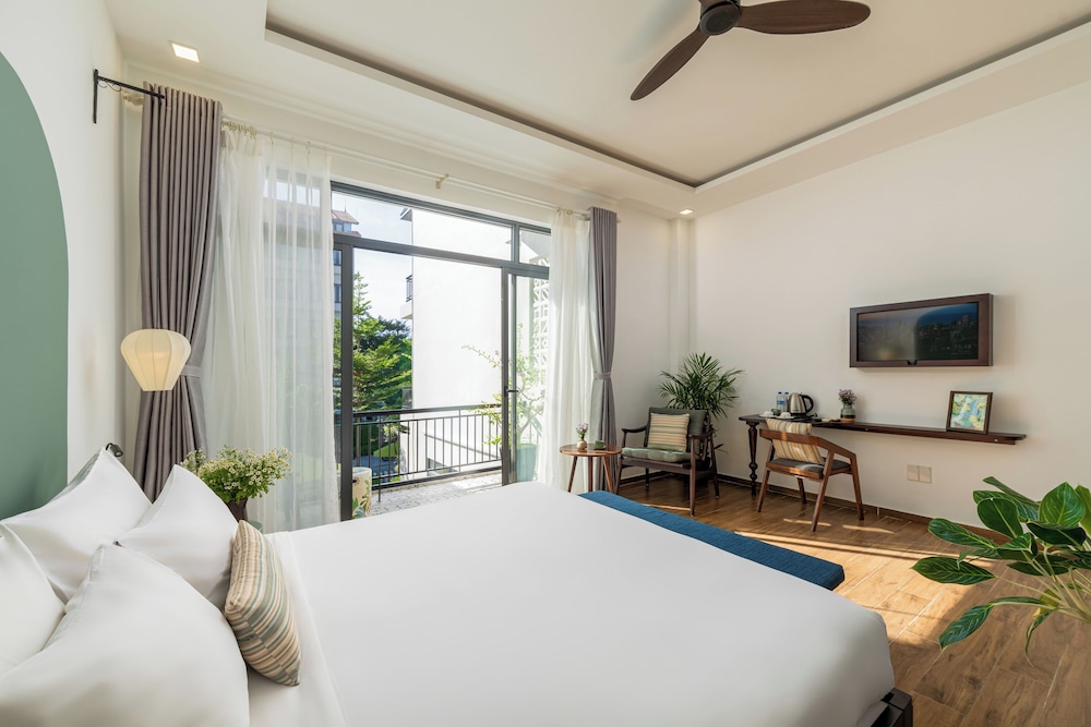 SUITE, KING BED, POOL VIEW