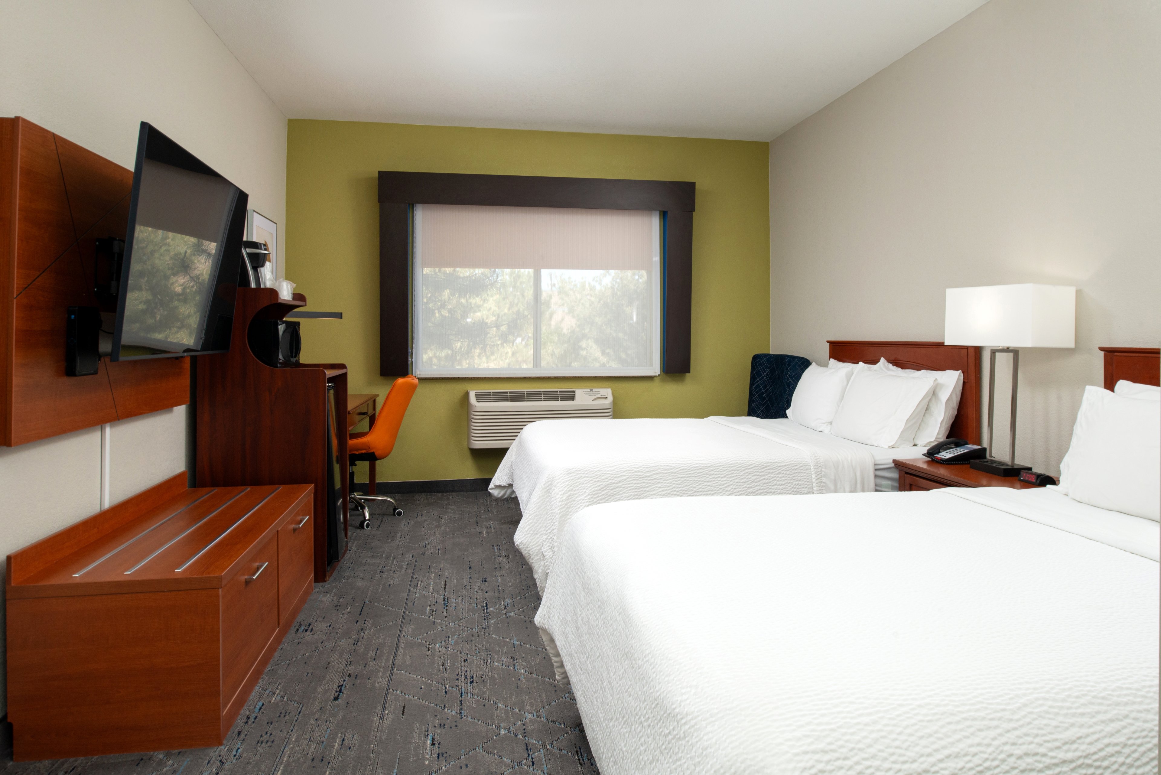 غرفة بسريرين كوين، Holiday Inn Express Hotel And Suites Farmington Bloomfield 2/6