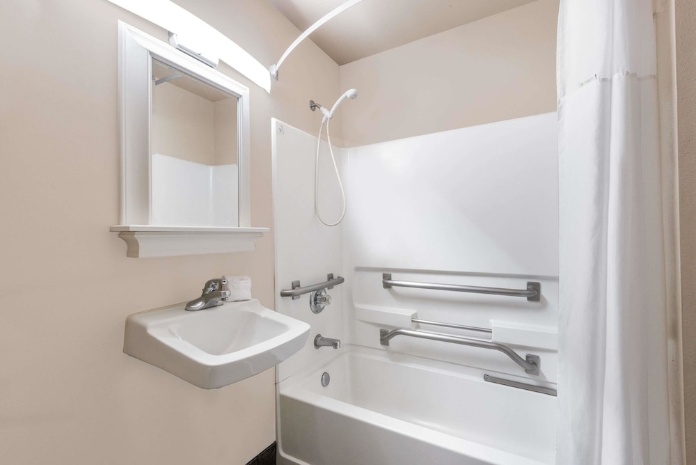 Days Inn & Suites by Wyndham Sellersburg 9/32