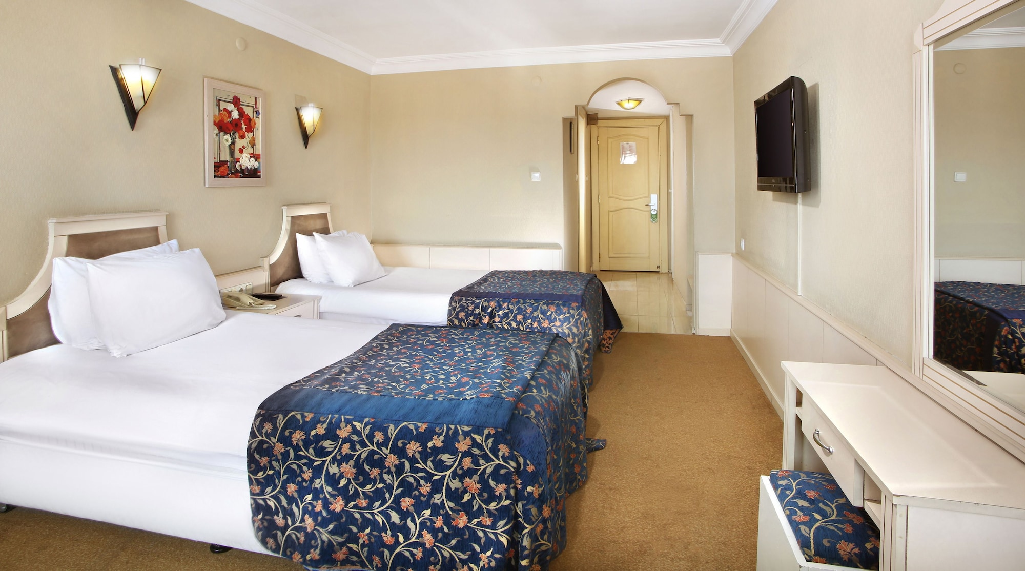 غرفة قياسية ثلاثية بسرير مزدوج وسرير فردي، Berr Hotel 3/6