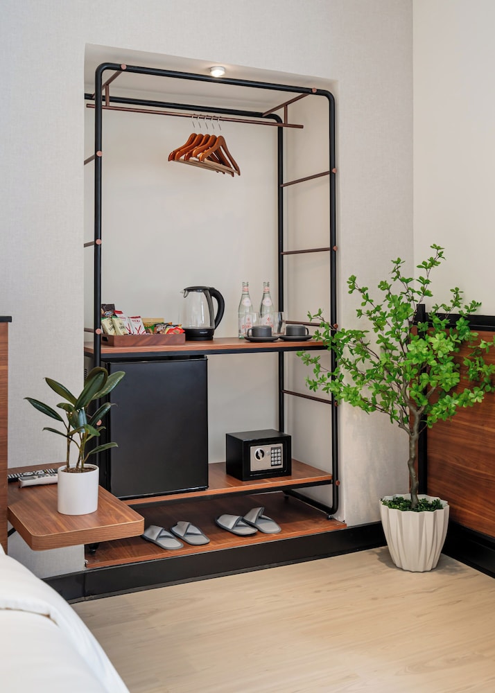 Metrolux City Contemporary Hotel 1/50