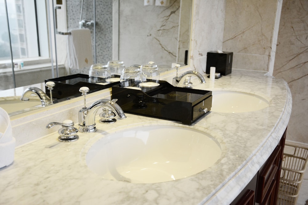 Yinxin Century Hotel 24/25