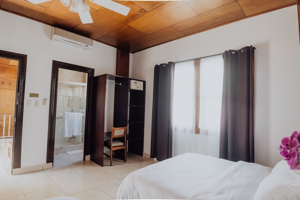 DELUXE, 2 DOUBLE BEDS