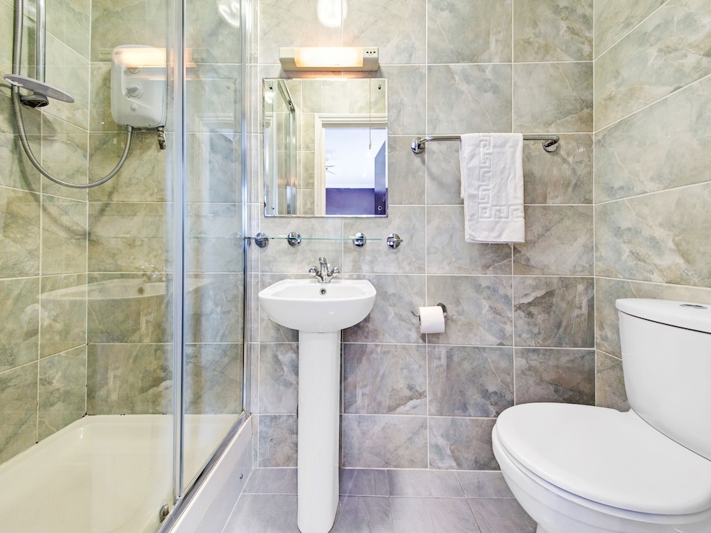 OYO Bostons Manor Hotel, Hanwell London 62/64