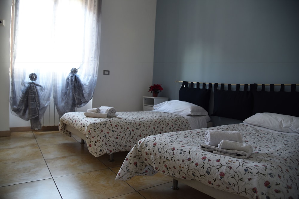 5 BEDROOMS, APARTMENT, KITCHEN