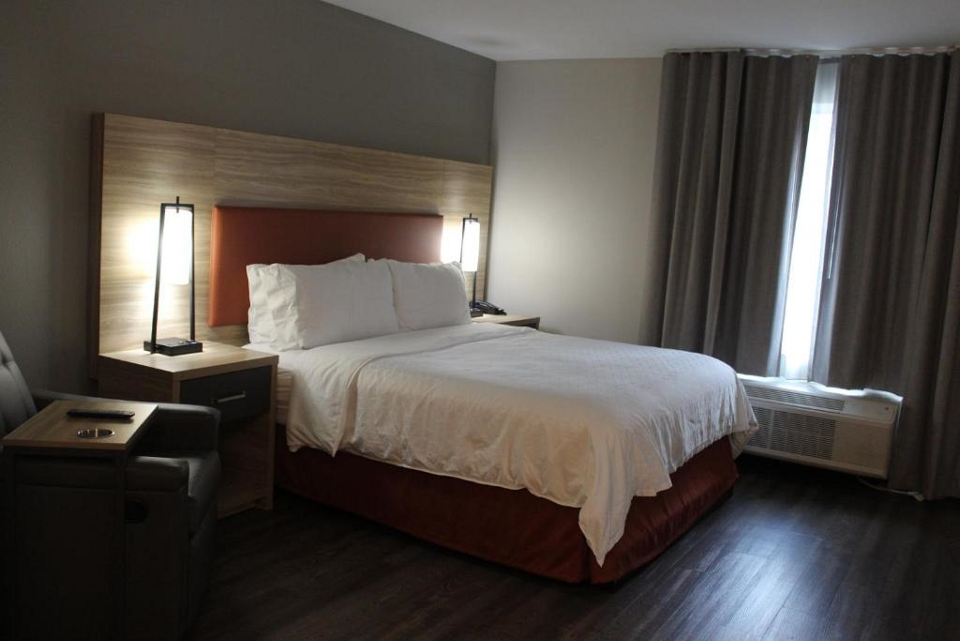 Studio, Queen Bed