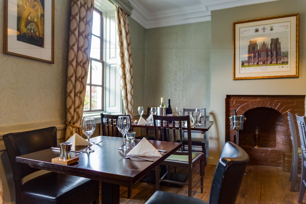 Ancient Gatehouse Hotel 40/50