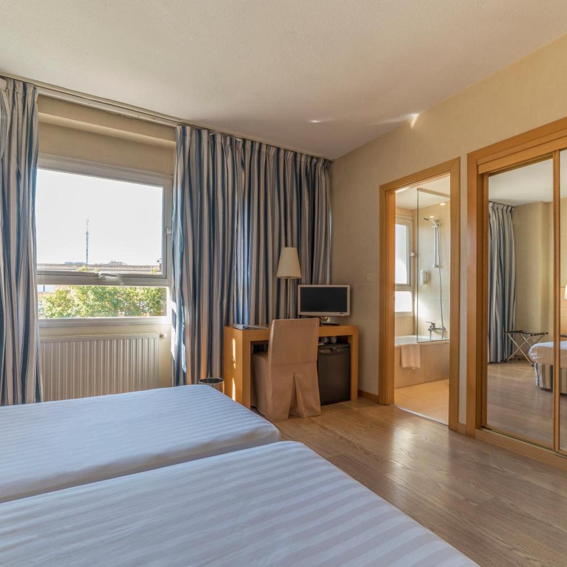 ROOM, DOUBLE BED
