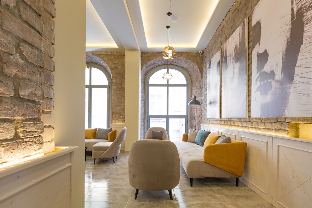 Marquise Hotel 36/49
