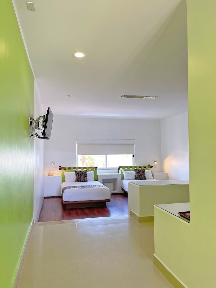 Seven Crown Express & Suites by Kavia 24/50