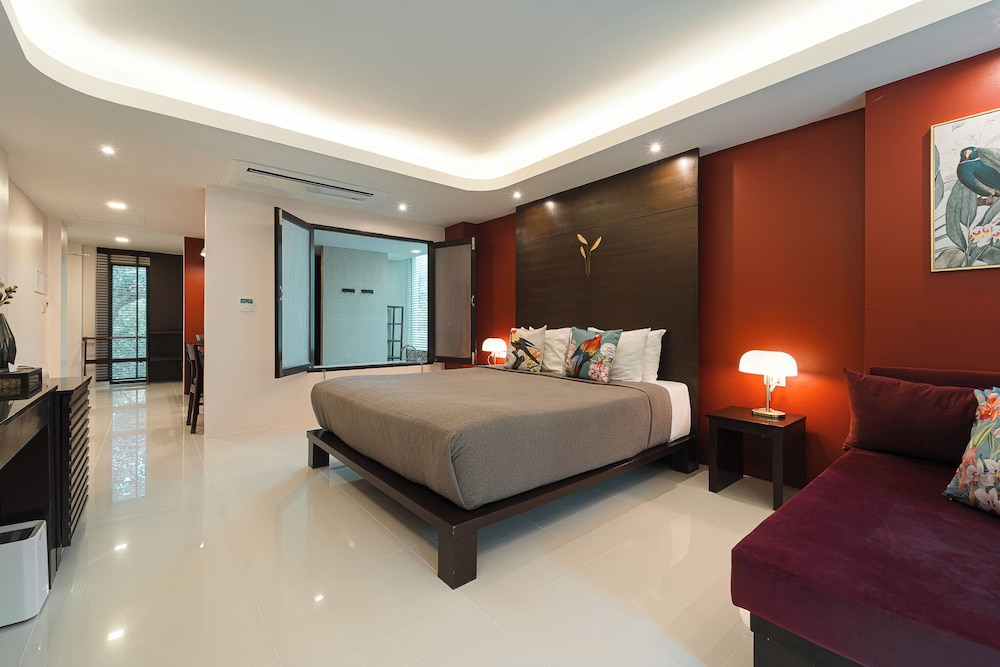 SUITE, KING BED, GARDEN VIEW, BALCONY