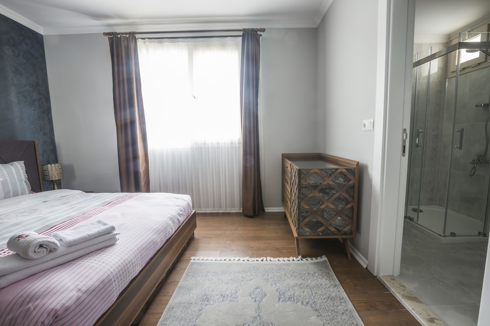 Royal Comfort Hotel 12/50