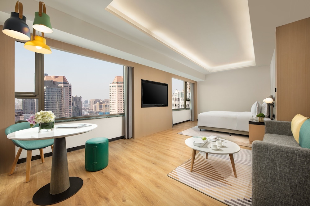 Holiday Inn Shanghai Nanjing Road 43/75