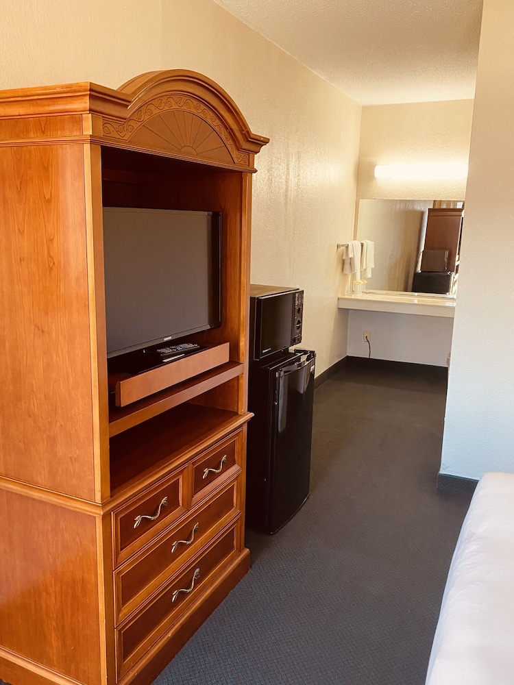 Travelers Place Inn & Suites 61/73