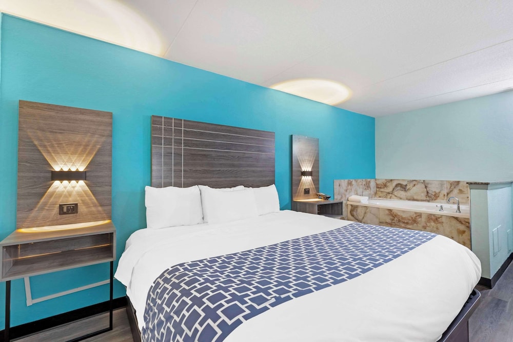 Suite, King Bed, Hot Tub