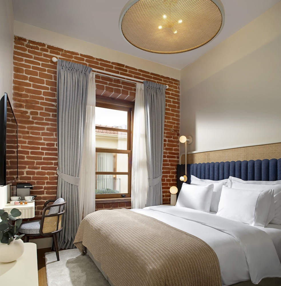 Ecole St. Pierre Hotel 11/50