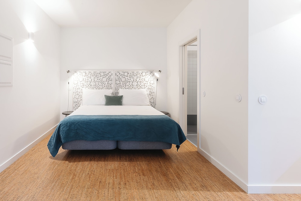 Nightlife, Studio, Twin Beds, Sofa
