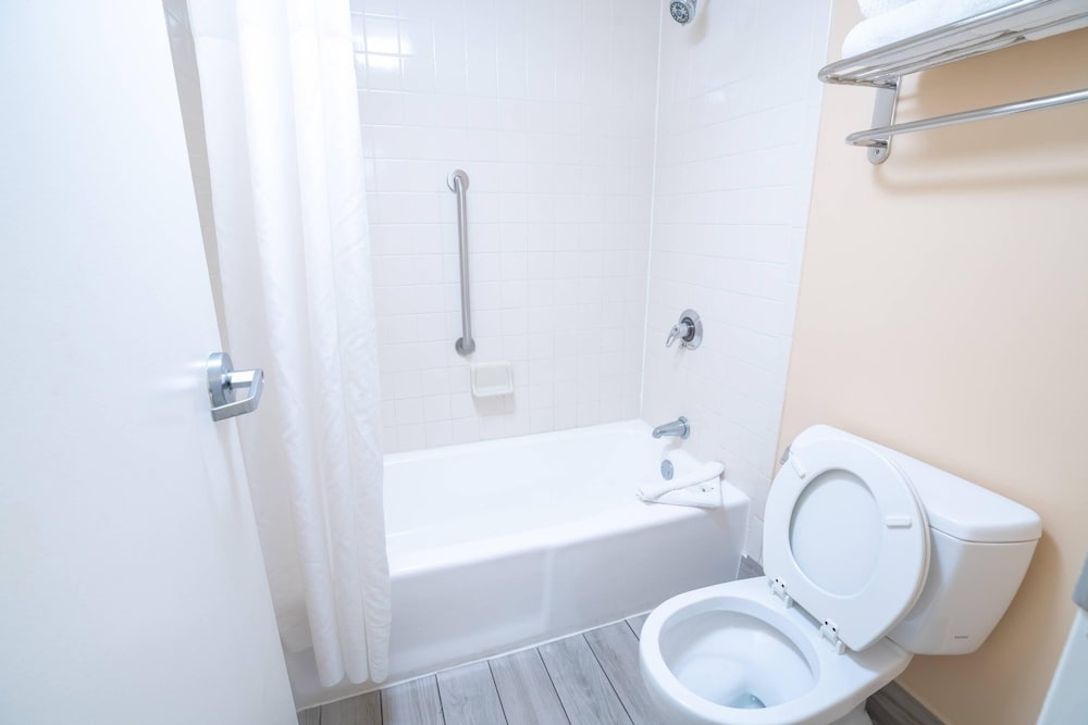 غرفة قياسية بسريرين كوين، Quality Inn Palm Beach International Airport 4/7