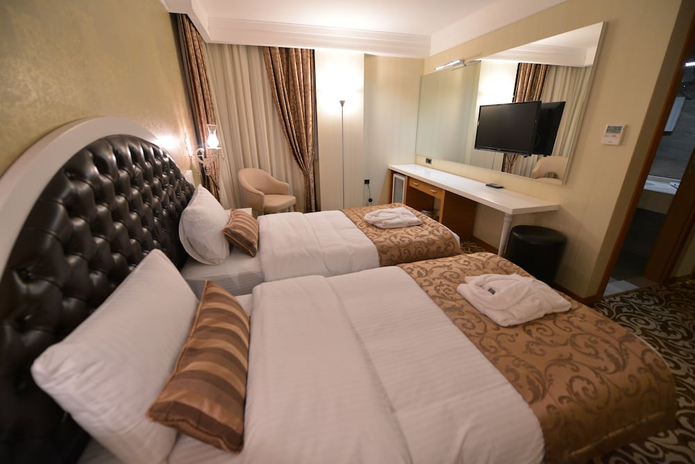 Golden Deluxe Hotel 7/39