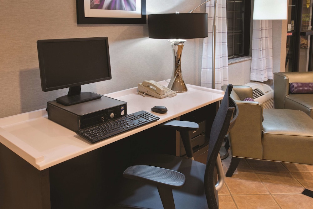 La Quinta Inn Suites By Wyndham Milwaukee Delafield 44/50