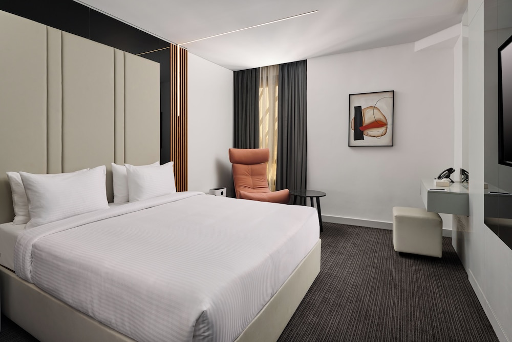 Smart, Junior Suite, King Bed, City View