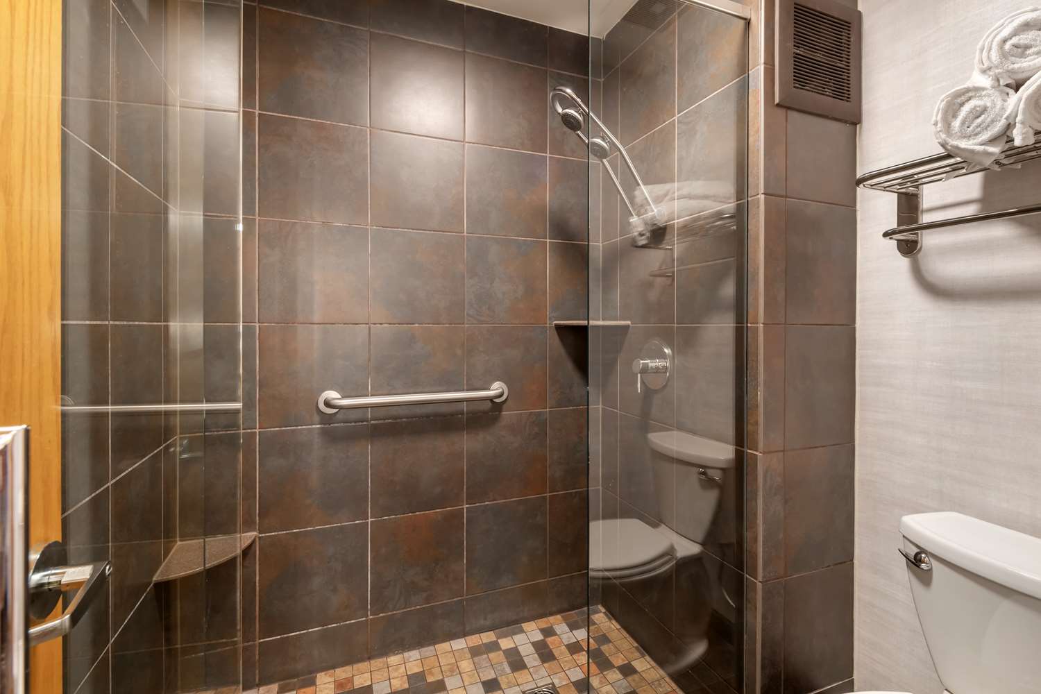 Room, 2 Queen Beds, Lake Front, Balcony، Best Western Plus Superior Inn 3/3