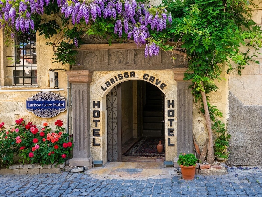 Larissa Cave Hotel 2/50