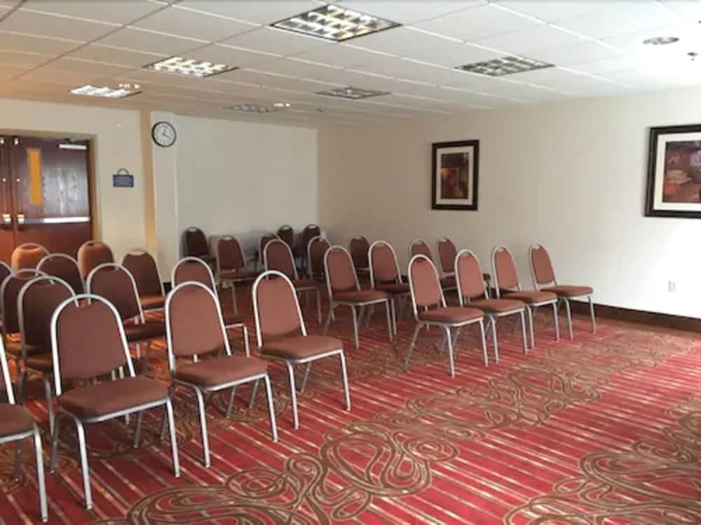 Days Inn & Suites by Wyndham Laurel Near Fort Meade 30/37
