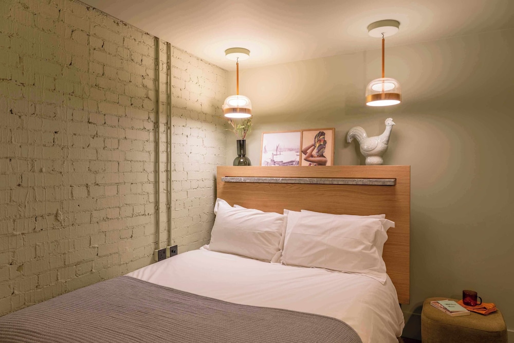 City, Studio, Queen Bed