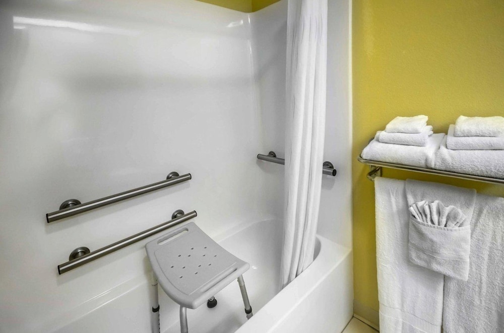 Comfort Suites Prestonsburg West KY 13/38