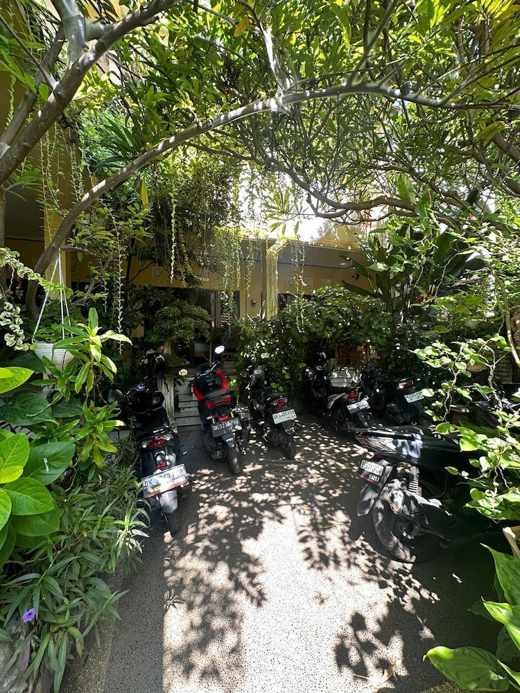 Sari Buana Bed Breakfast 60/62