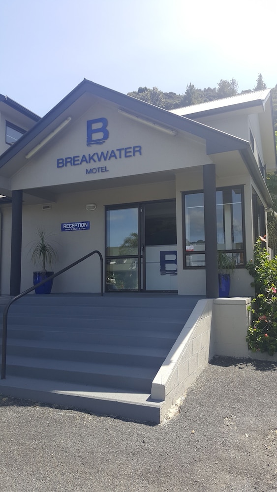Breakwater Motel 5/60