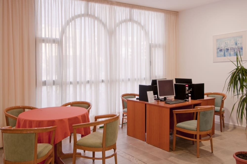 Alexandra Beach Hotel 18/37