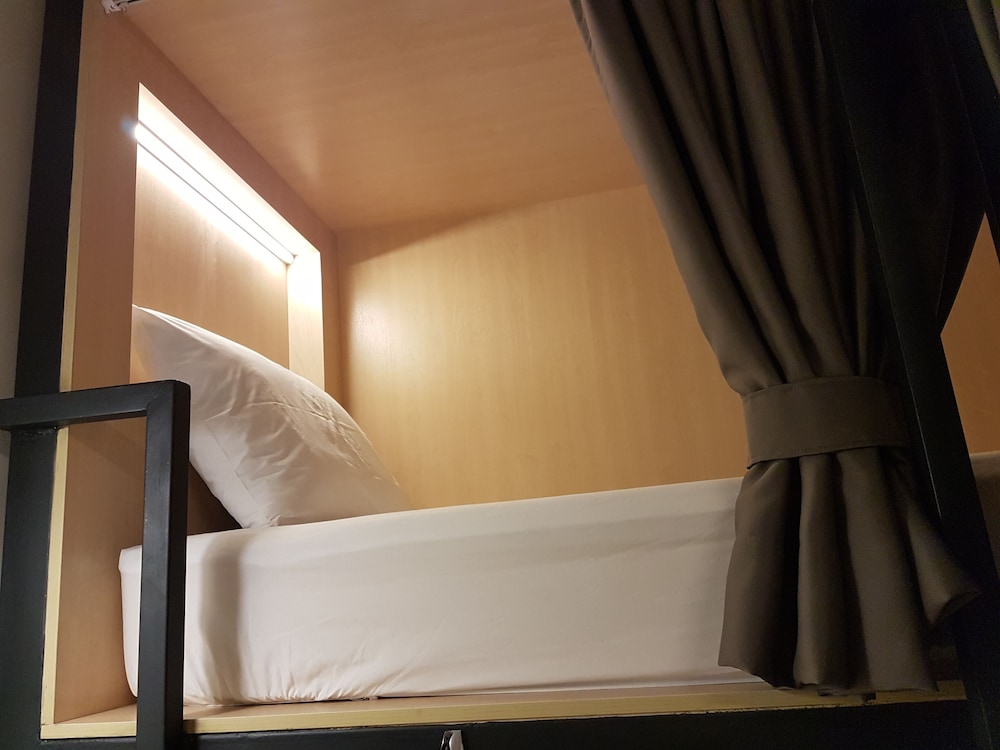 FEMALE DORM, DELUXE, 4 BEDS