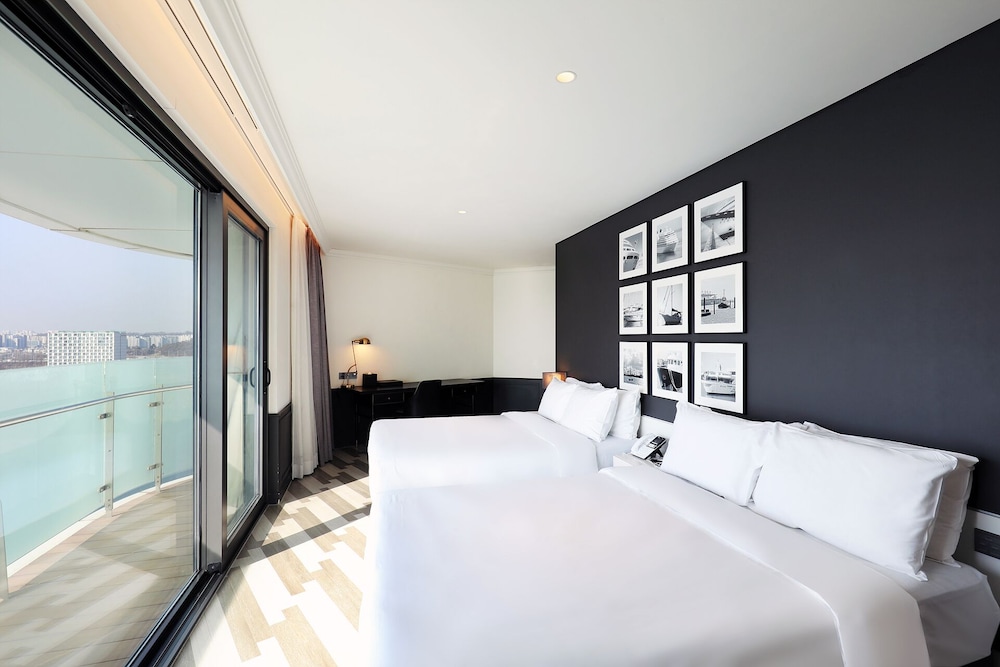 Junior Suite, Quadruple, 1 Queen and 1 Double Bed, Pool Access