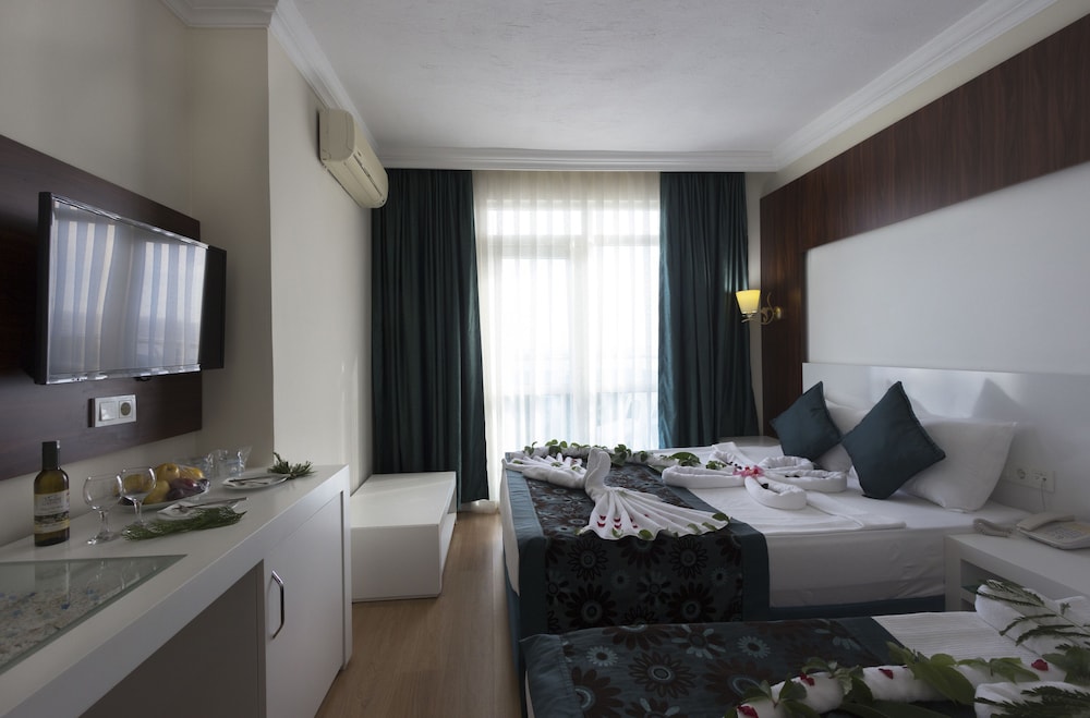 Grand Paradise Hotel 12/50