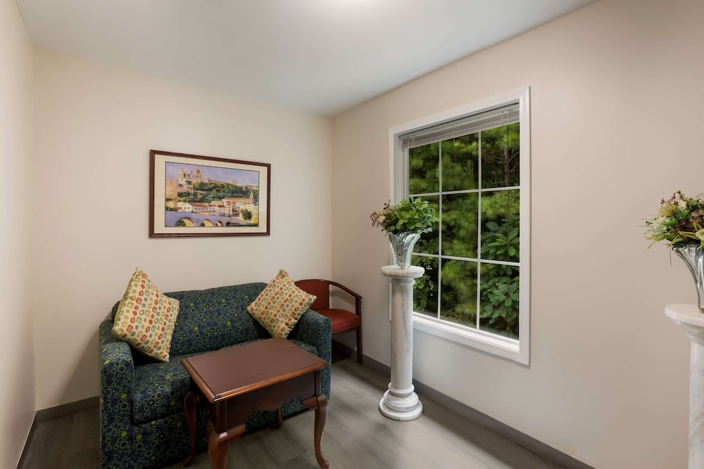 Quality Inn & Suites Greensboro near Lake Oconee 22/36