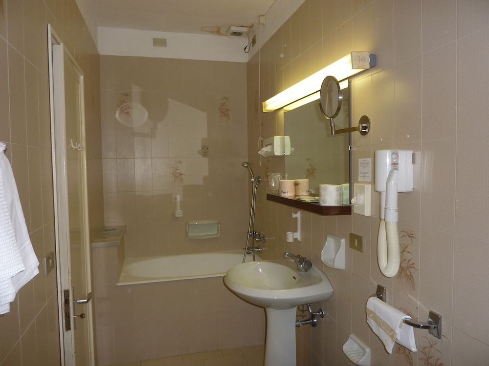 Hotel Ariston Montecarlo 48/50