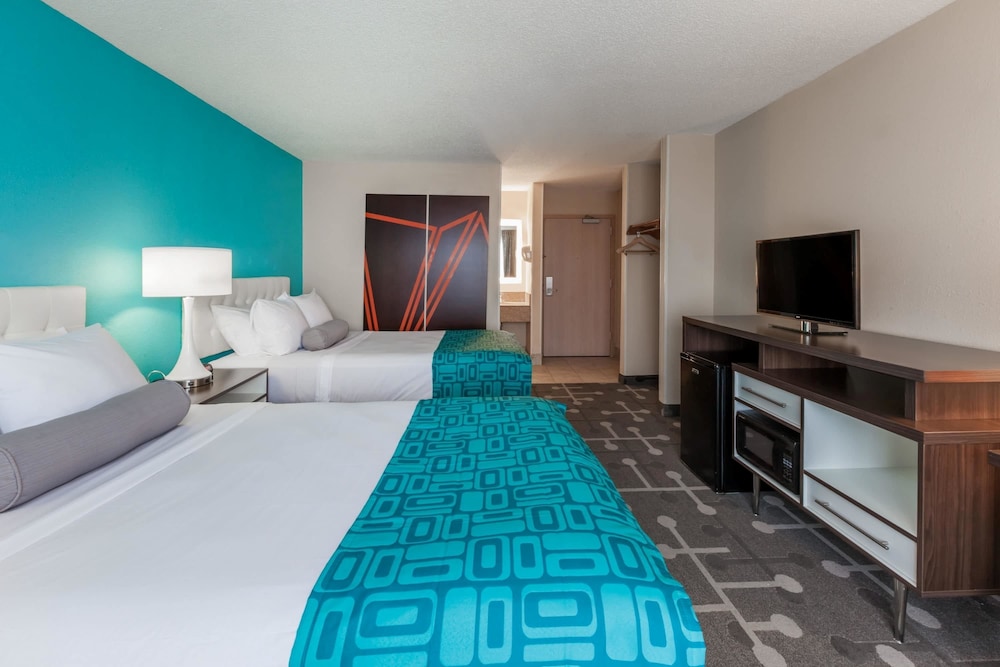 Howard Johnson By Wyndham Romulus Detroit Metro Airport 15/24