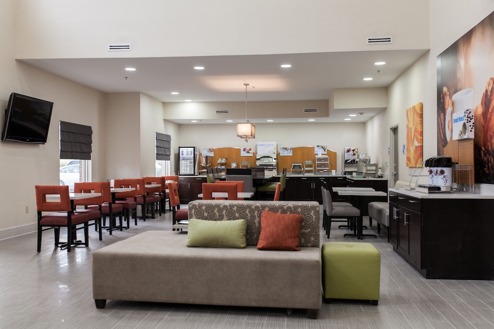 Holiday Inn Express Suites Sweetwater 37/44