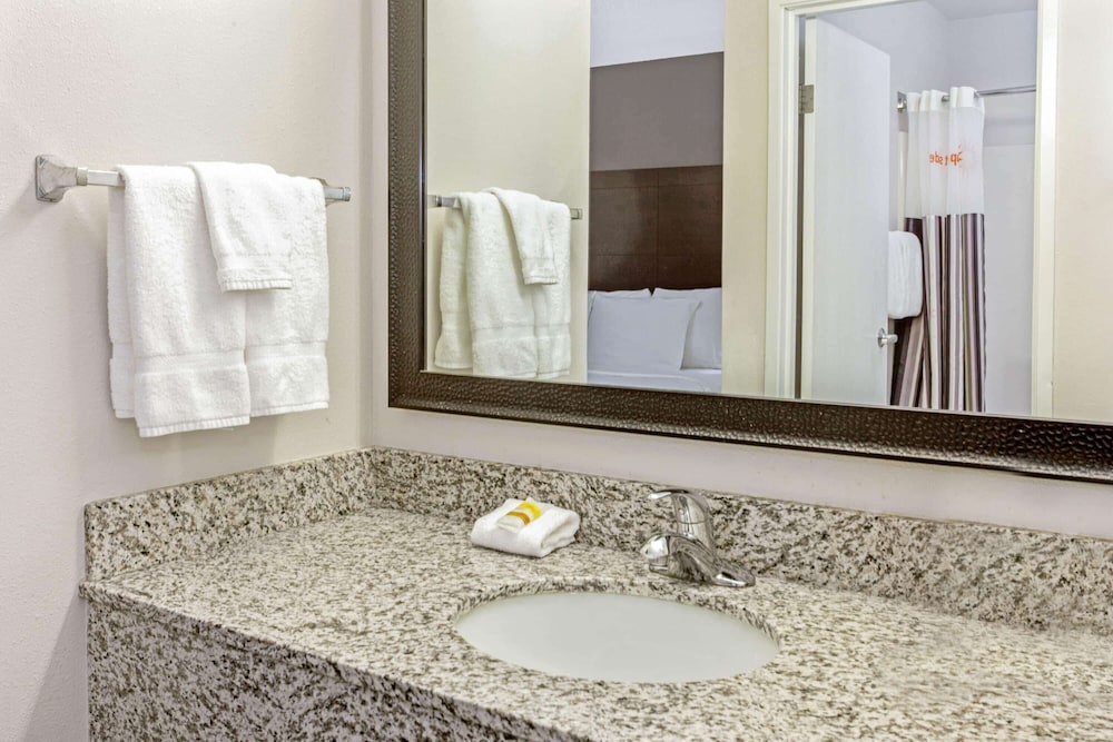 La Quinta Inn Suites By Wyndham Milwaukee Delafield 15/50