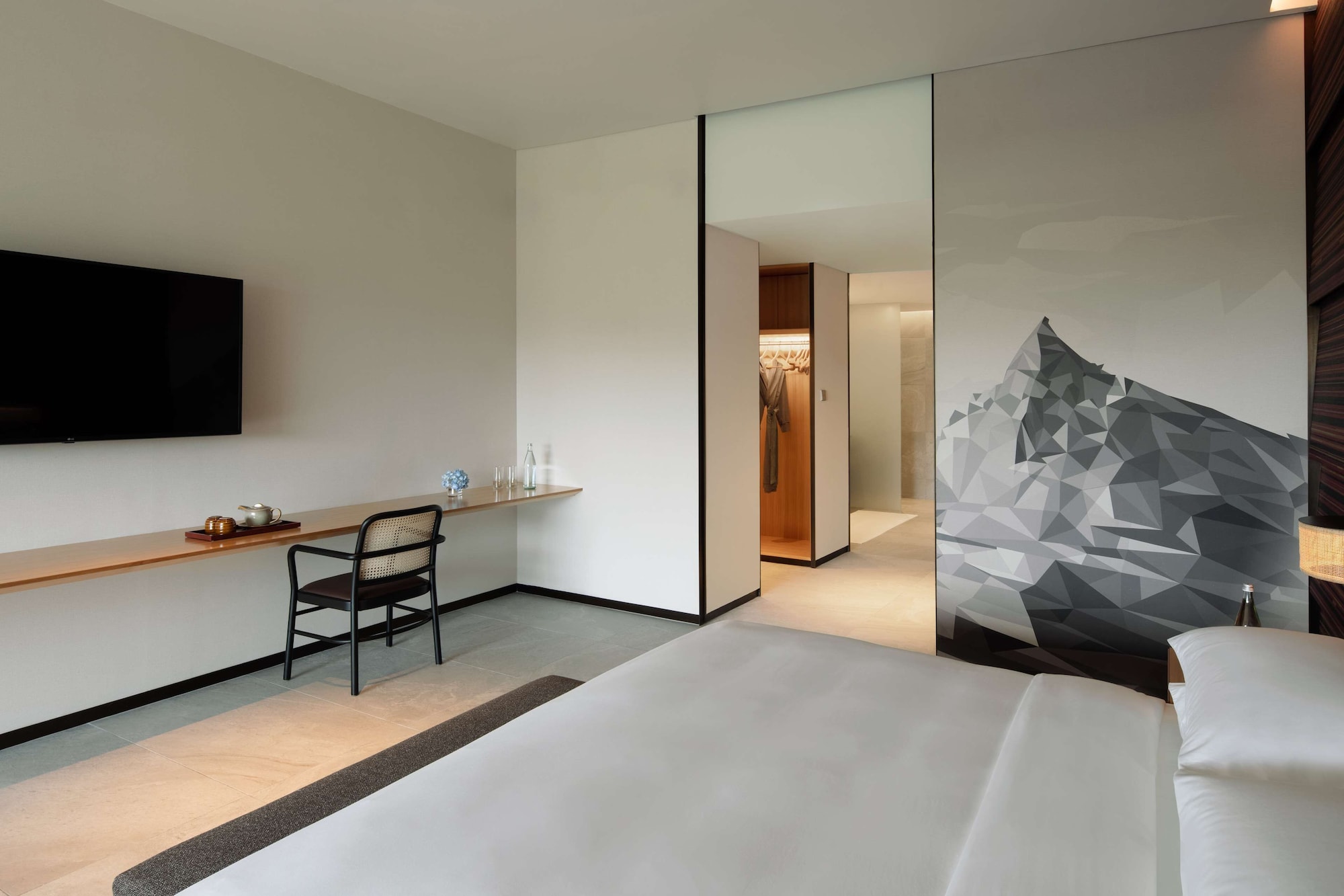 DELUXE, KING BED, LOW FLOOR