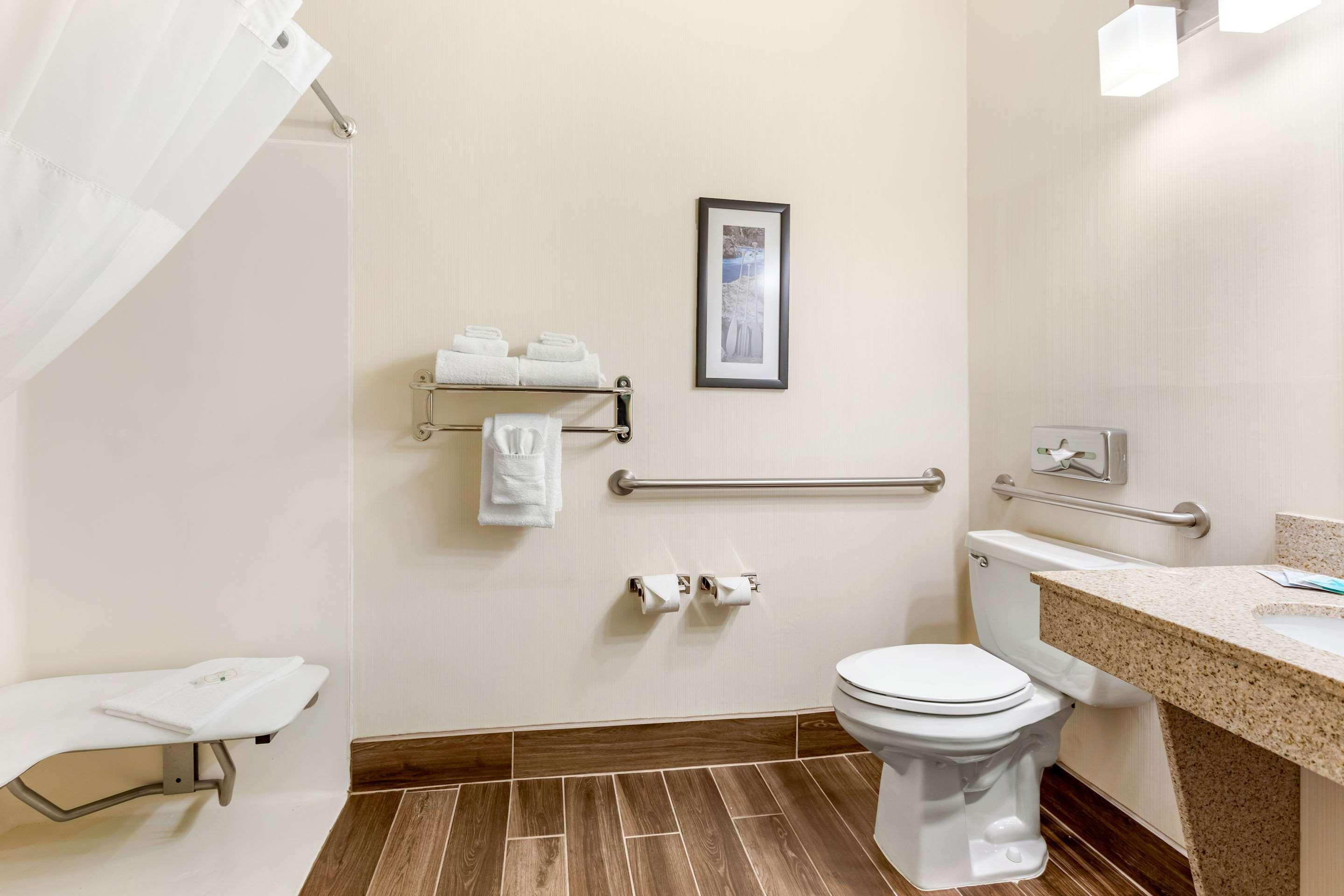 SUITE, QUEEN BED, ACCESSIBLE