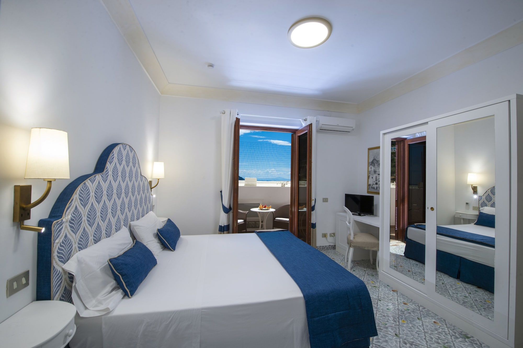ROOM, DOUBLE BED, NO VIEW