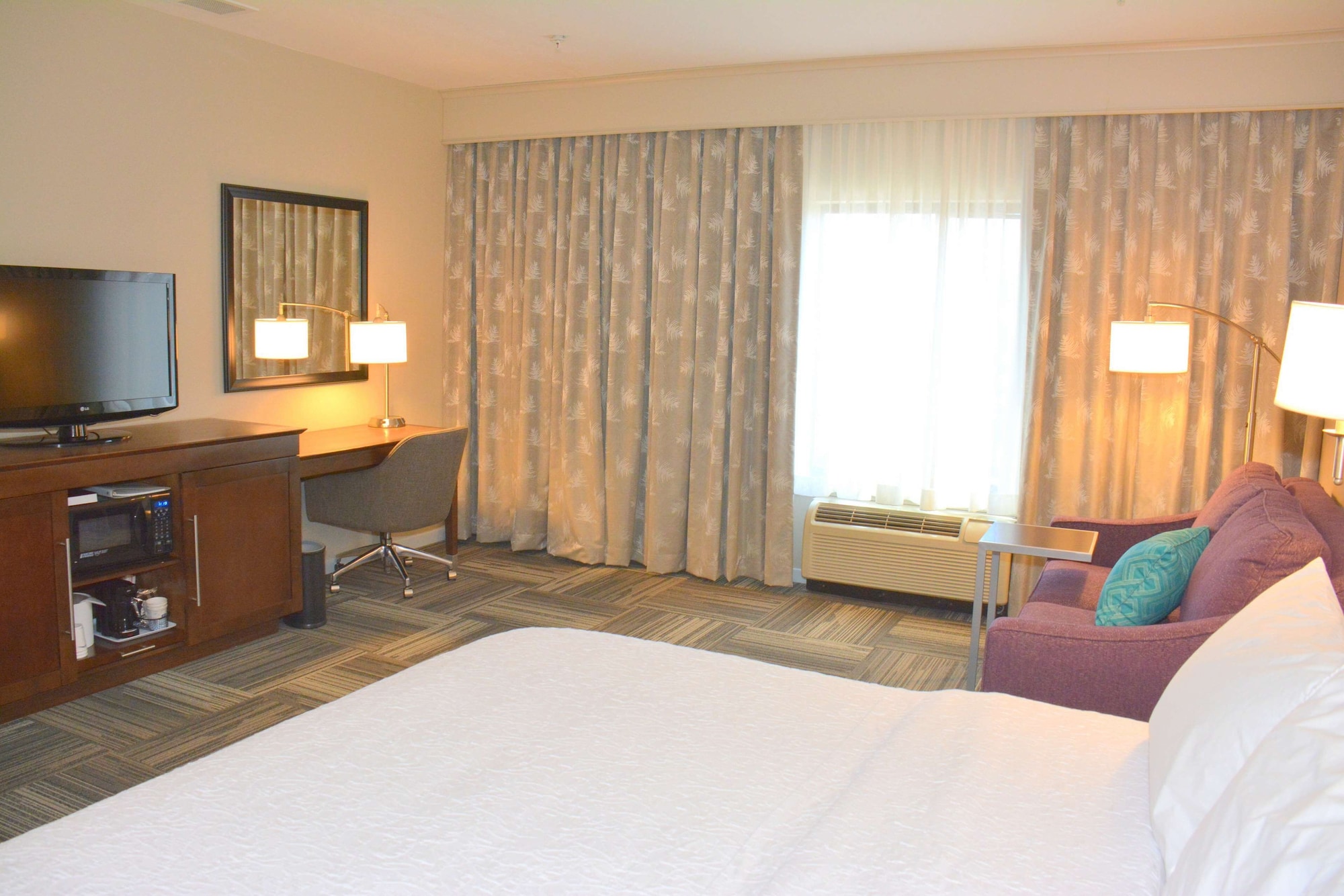 غرفة بسرير كينج مع أريكة، Hampton Inn Grand Junction Downtown/Historic Main Street 3/5