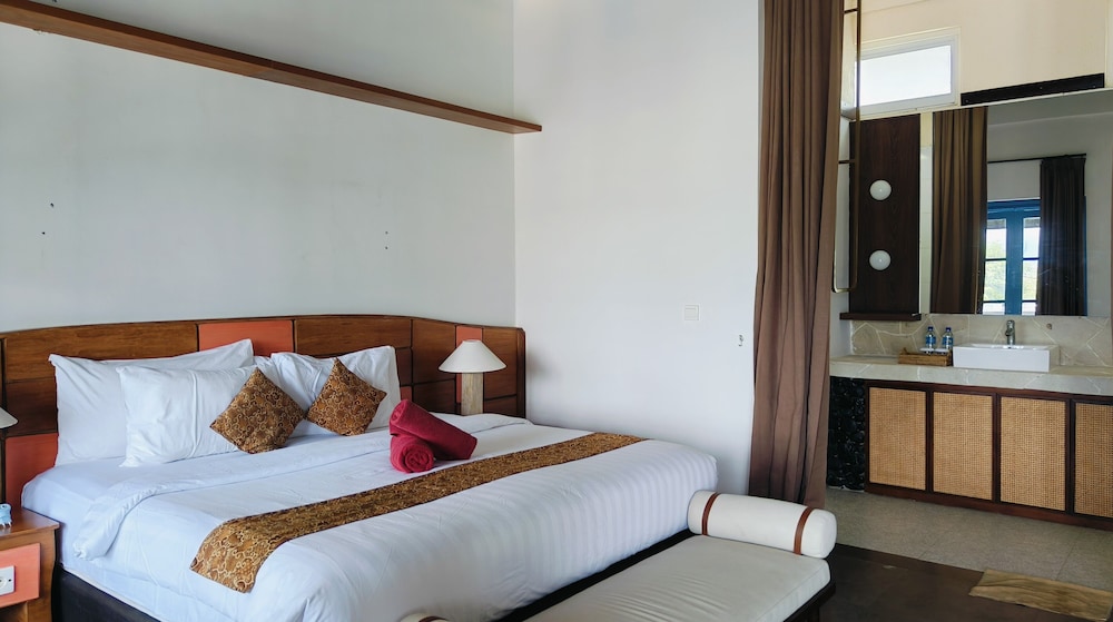 DELUXE, KING BED, POOL VIEW
