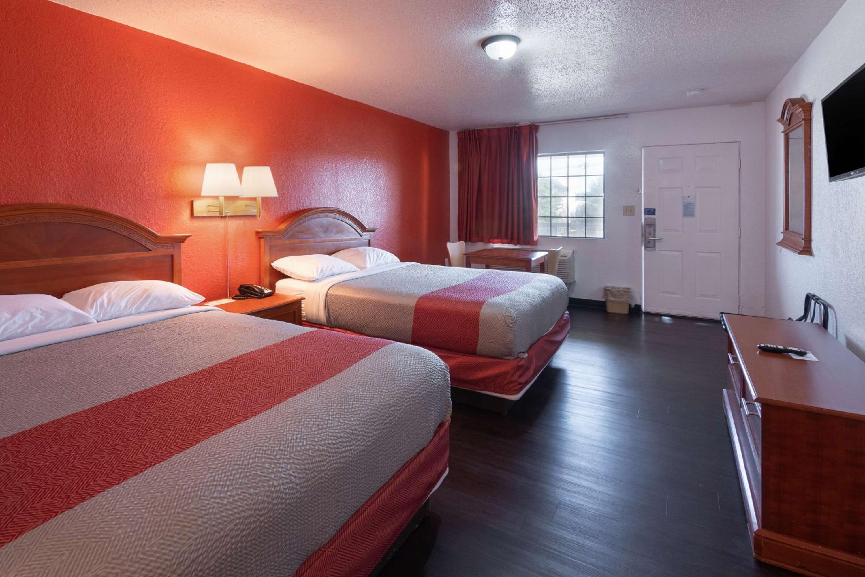 2 Queen Beds - Non-Smoking, Micfridge