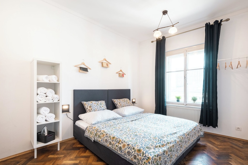 شقة متصلة بأسرّة بطابقين وثلاثة أسرّة بغرفتي نوم، Hybernska Apartments 5/10